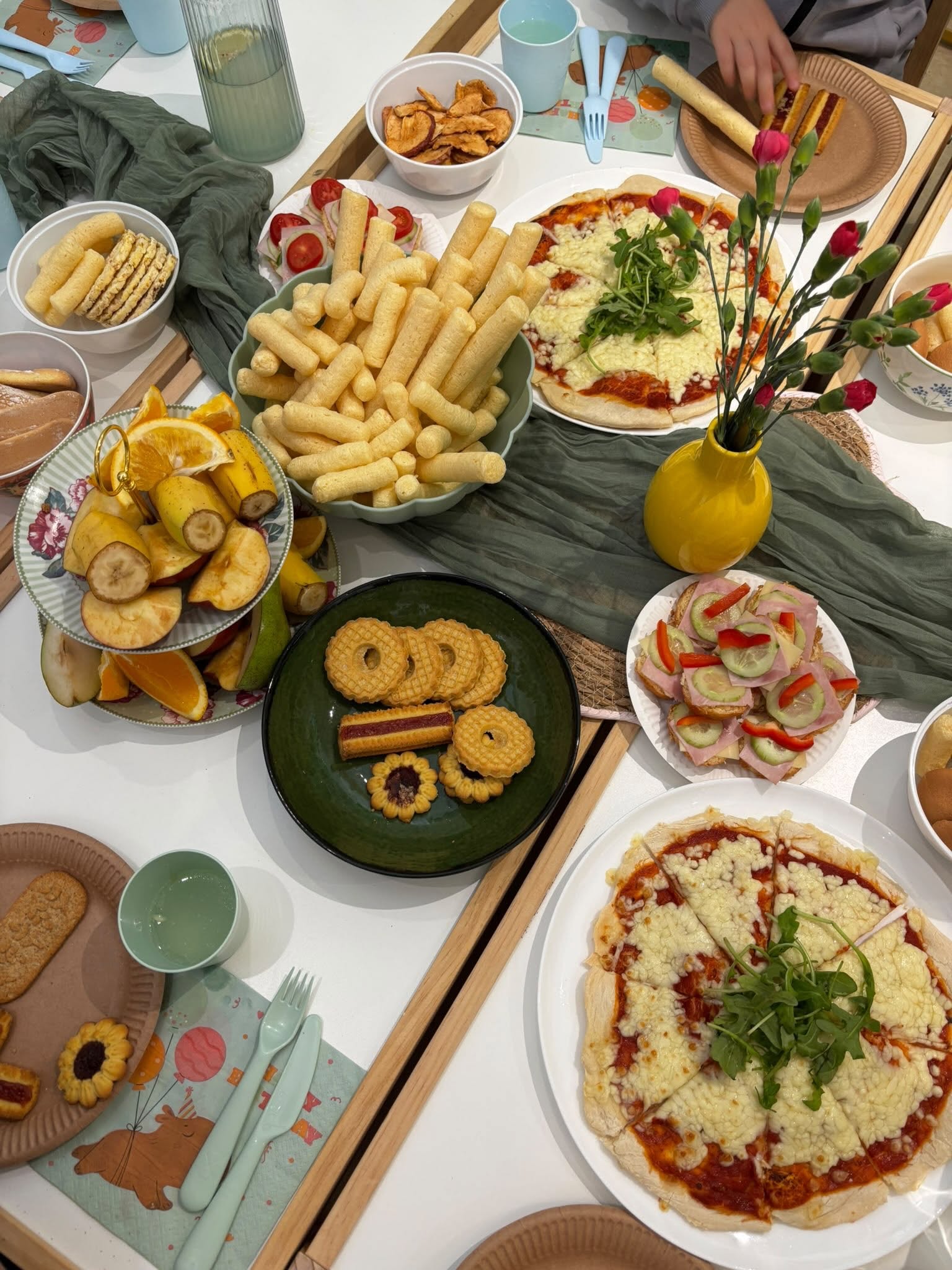 Pizza i poczęstunek podczas urodzin Aloha Mali Kucharze